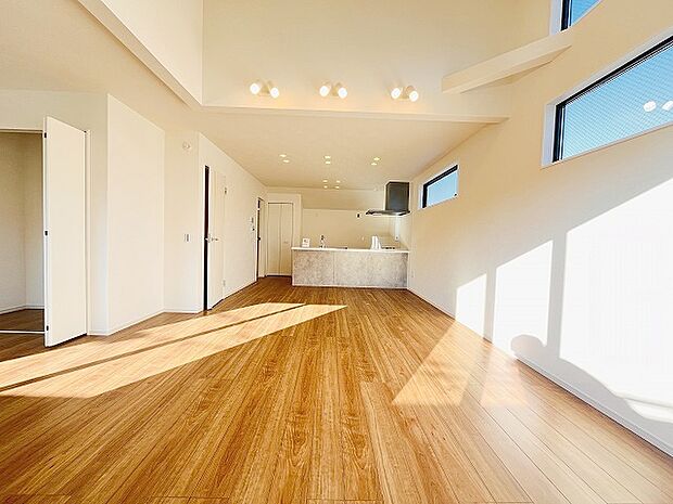 家族が食事するダイニングスペースをキッチンから見渡せる設計に。お料理をしながら家族とのコミュニケーションが増えそうな予感。 