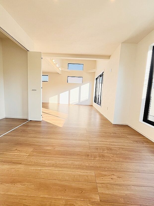 家族みんなが集まるリビング。広さを重視した家族全員が集まれるリビングは、住む上で大事な空間になります。 