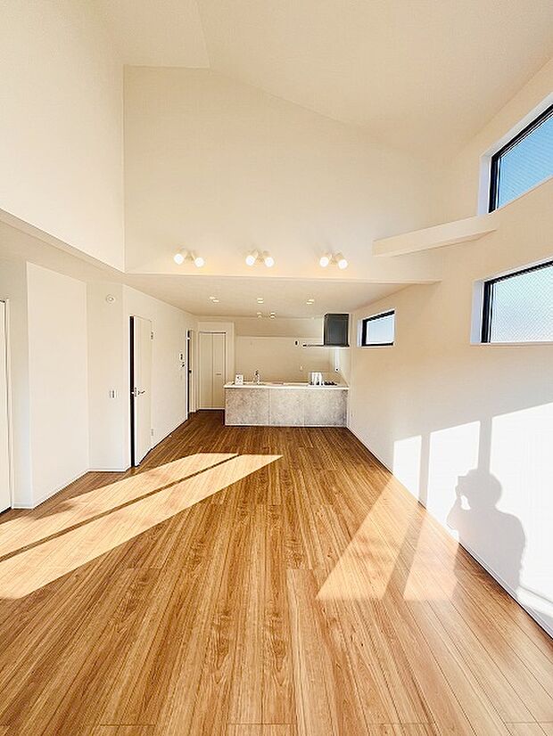 実際に室内をご見学頂くと生活のイメージが広がると思います。家具を置いたイメージや窓からの景色など。周辺で販売に出している物件も一緒にまとめてご見学頂き、比較する事もできます。