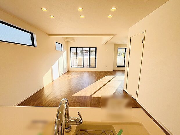 お料理をしながらリビングの家族やゲストとの会話が楽しめるカウンタータイプのキッチン。毎日のお料理を楽しく快適に。 