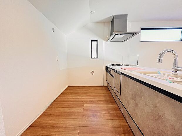 キッチンコンロスペースの近くには、空気の入れ替えが可能な開口部を設置！！ お料理をする際には、換気扇を回しながら匂いが籠らない様に開放してお料理もお楽しみ頂けます。 