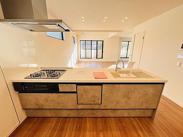 お料理をしながらリビングの家族やゲストとの会話が楽しめるカウンタータイプのキッチン。毎日のお料理を楽しく快適に。 