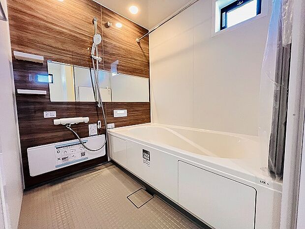 一日の疲れを癒してくれるゆったりとしたバスルームです。 