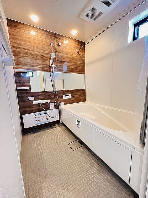 浴室乾燥機の他にも開口部のある浴室スペース。 お風呂上がりの湿気も、窓を開けておくことで改善可能。 お湯につかりながら、ちょっとした露天気分？ 