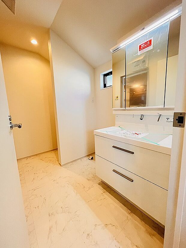 使いやすいタイプの洗面化粧台のあるランドリースペース 