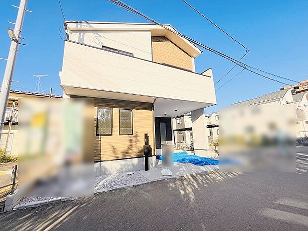 周辺の街並みの中で適度な主張、生活に溶け込むシンプルなデザインの外観が魅力の一戸建です。 