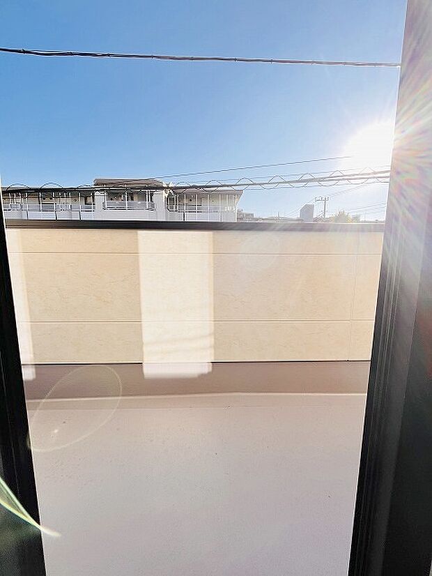 季節の変化や天気の良い日には、バルコニーでの時間が心地よく、気分をリフレッシュさせることができます。 