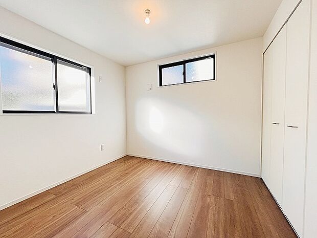 洋室はモダンなデザインと機能性を備え、快適な生活空間に。明るい窓から差し込む自然光が広々とした空間をさらに明るく開放的に感じさせます。  