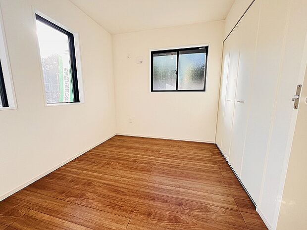 実際に室内をご見学頂くと生活のイメージが広がると思います。家具を置いたイメージや窓からの景色など。周辺で販売に出している物件も一緒にまとめてご見学頂き、比較する事もできます。