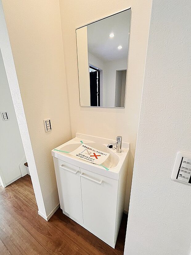 実際に室内をご見学頂くと生活のイメージが広がると思います。家具を置いたイメージや窓からの景色など。周辺で販売に出している物件も一緒にまとめてご見学頂き、比較する事もできます。