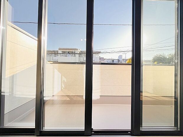 窓からの眺望です。実際に現地で眺望もご確認ください。 