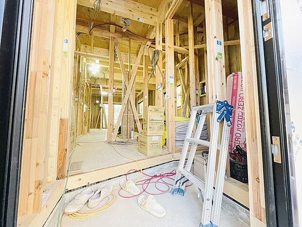 実際に室内をご見学頂くと生活のイメージが広がると思います。家具を置いたイメージや窓からの景色など。周辺で販売に出している物件も一緒にまとめてご見学頂き、比較する事もできます。