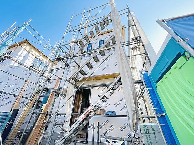 現在建物を建築中です、建築中の物件については現地確認の他、同施工会社の完成施工例のご案内、担当者のプレゼンテーションにてご検討ください。適切なご検討の方法をご説明させて頂きます。