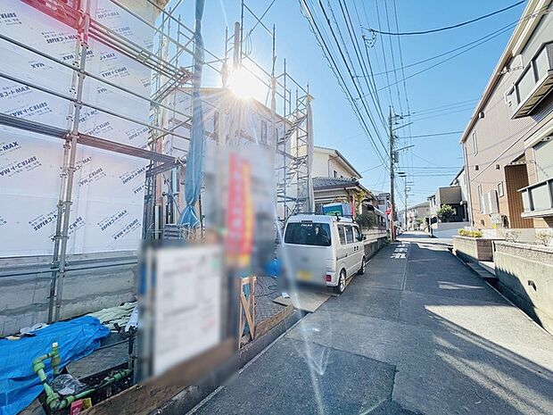 安心して暮らすことのできる住宅街。　住宅地の道路は一般に交通量が少なく車などの騒音が少ないため、住民にとって静かな生活環境が提供されます。 