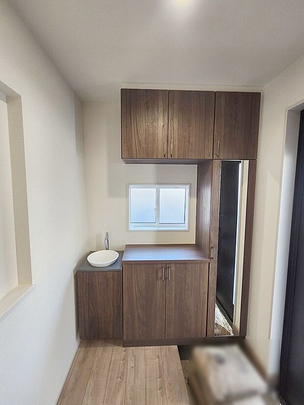 コンパクトながらも、使い勝手の良い玄関スペース。明るいデザインと、収納スペースを効果的に配置することで、使い勝手を最大限に引き出しています。 