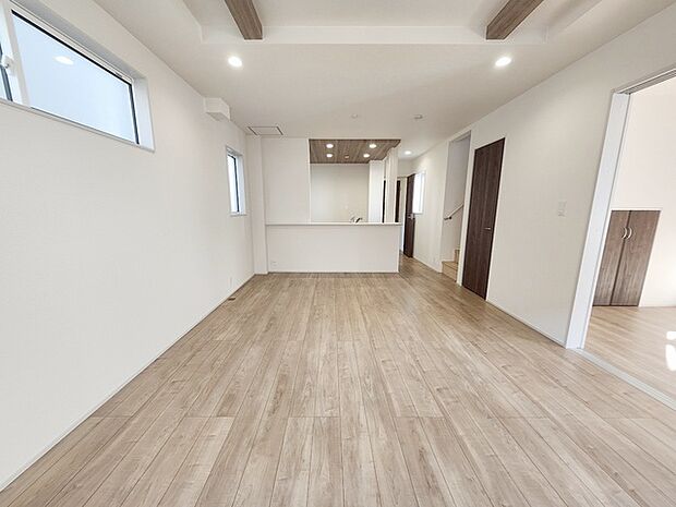 家族の集まるリビングは気持ちの良い自然光が差し込む団欒空間。室内のご見学予約も随時、受付中ですのでお気軽にお問合せください。 