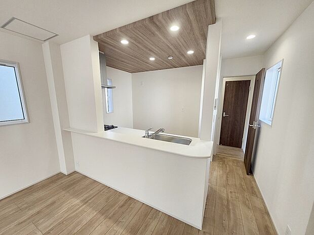 カウンターキッチンならではの開放的な見通し、全体が見渡せることでご家族の団欒スペースもより明るく笑顔が溢れる空間となります。 