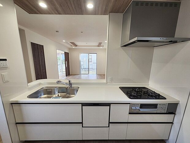 お料理をしながらリビングの家族やゲストとの会話が楽しめるカウンタータイプのキッチン。毎日のお料理を楽しく快適に。 