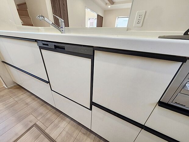 毎日の家事をサポートしてくれる食洗器も標準に装備。ちょっと嬉しい設備です 