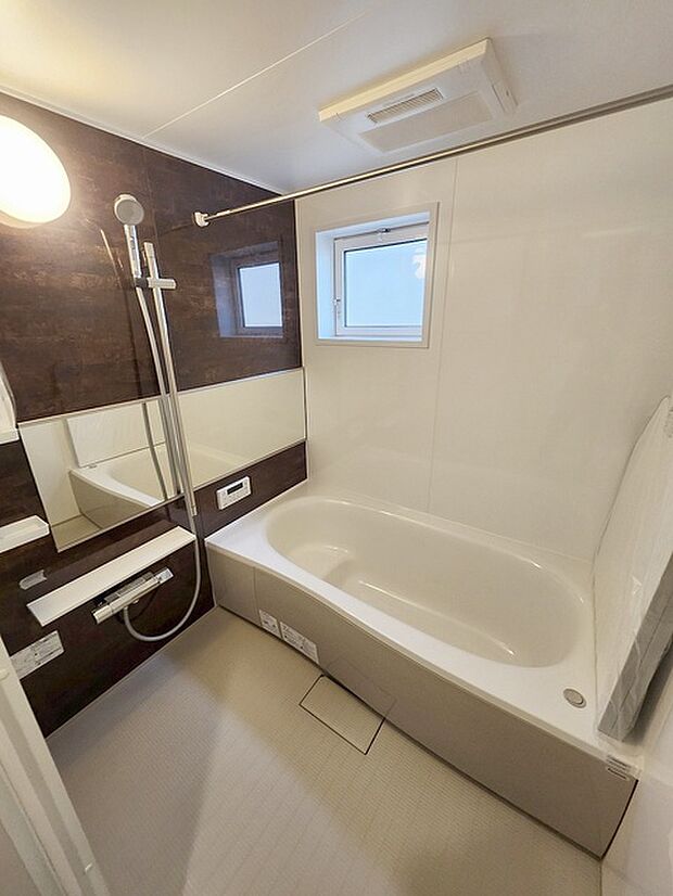 一日の疲れを癒してくれるゆったりとしたバスルームです。 