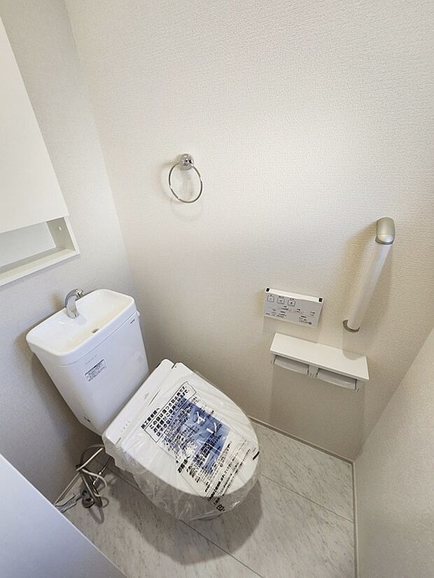 1階トイレ。ウォシュレット機能を標準装備。 