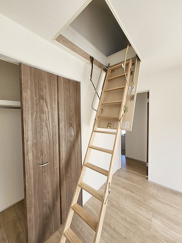 大きな屋根裏部屋はなんだかワクワクしてしまうスペース。季節物の収納など色々な用途に利用できそうな予感。 