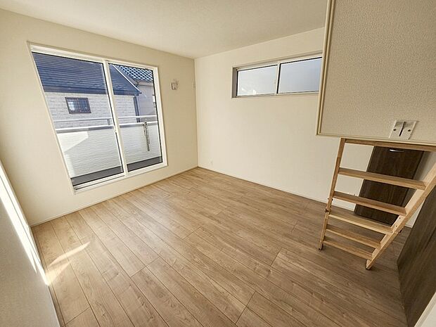 実際に室内をご見学頂くと生活のイメージが広がると思います。家具を置いたイメージや窓からの景色など。周辺で販売に出している物件も一緒にまとめてご見学頂き、比較する事もできます。