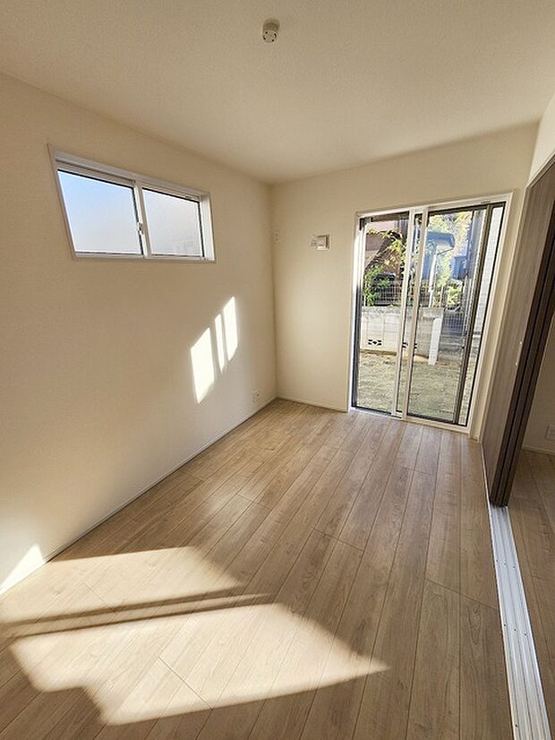 スタイリッシュなデザインと快適な居住性を兼ね備えた洋室。広々とした空間は、自分らしいインテリアを楽しむことができるほか、リラックスした時間を過ごすことができそうです。 