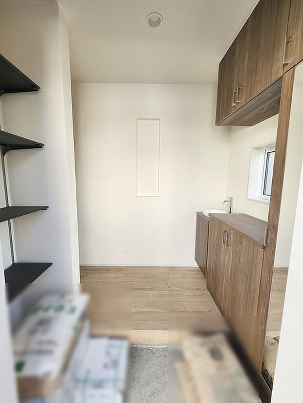 玄関は家の第一印象を左右する重要な場所。ほどよい広さとスタイリッシュな色遣いが印象的です。 