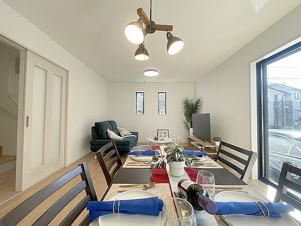 家族が食事するダイニングスペースをキッチンから見渡せる設計に。お料理をしながら家族とのコミュニケーションが増えそうな予感。 