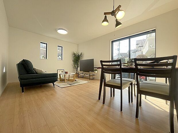 温かみのある床材が、住まいを優しく包み込む 