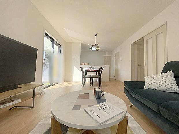 家族が一番集まる場所だから広々としつつも素敵な空間であって欲しい。みんながくつろぐリビングからキッチンまでが一つの空間のように繋がる間取り。 