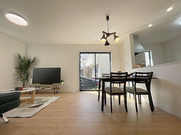 家族が食事するダイニングスペースをキッチンから見渡せる設計に。お料理をしながら家族とのコミュニケーションが増えそうな予感。 