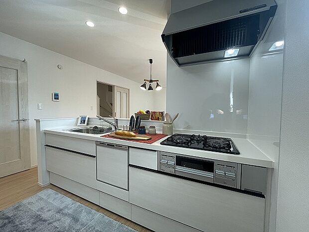 カウンターキッチンは、キッチン側とリビング側に分かれてお店間隔でのお食事も可能！！ お休みの日には、いろいろな楽しみ方を家族みんなでお楽しみください 