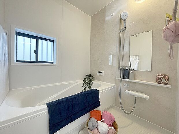 一日の疲れを癒してくれるゆったりとしたバスルームです。 