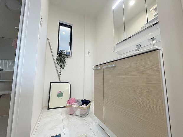 使いやすいタイプの洗面化粧台のあるランドリースペース 