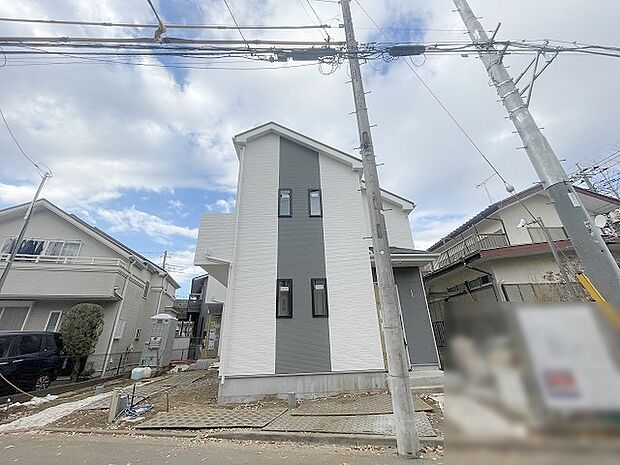 周辺の街並みの中で適度な主張、生活に溶け込むシンプルなデザインの外観が魅力の一戸建です。 