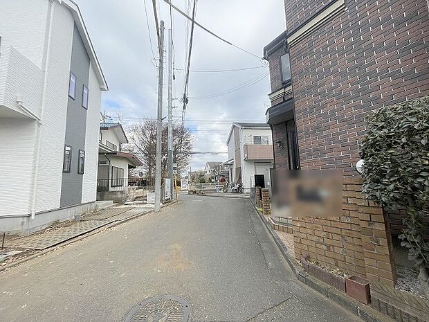 建物もうすぐ完成、室内ご確認可能です 安心して暮らすことのできる住宅街。 住宅地の道路は一般に交通量が少なく車などの騒音が少ないため、住民にとって静かな生活環境が提供されます。