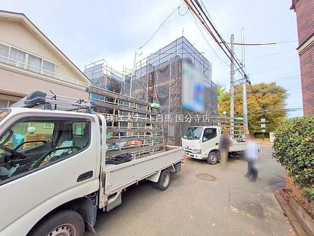 安心して暮らすことのできる住宅街。　住宅地の道路は一般に交通量が少なく車などの騒音が少ないため、住民にとって静かな生活環境が提供されます。 