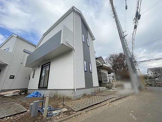 周辺の街並みの中で適度な主張、生活に溶け込むシンプルなデザインの外観が魅力の一戸建です。