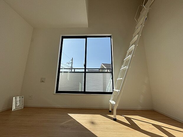 洋室はモダンなデザインと機能性を備え、快適な生活空間に。明るい窓から差し込む自然光が広々とした空間をさらに明るく開放的に感じさせます。  