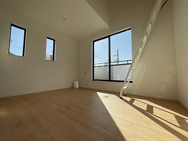 スマートなデザインと賢い収納が生活を快適にします。広々とした雰囲気を演出する工夫が施され、生活空間の魅力を引き出します。  