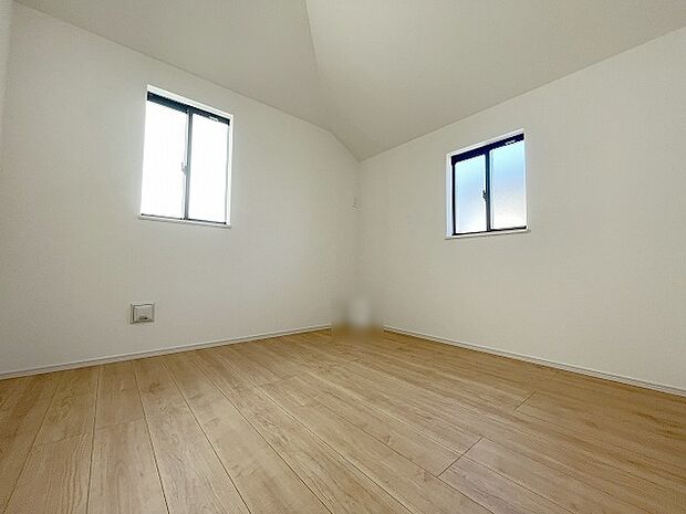 勾配天井の2階のお部屋。この勾配の角度がお洒落な雰囲気を感じさせてくれます。 