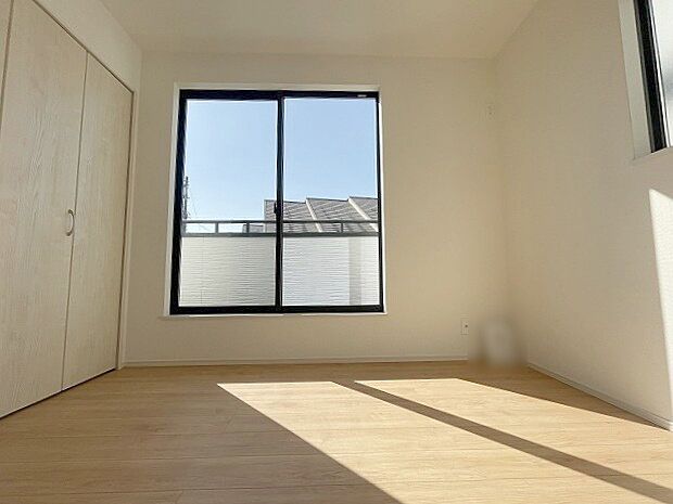 洋室はモダンなデザインと機能性を備え、快適な生活空間に。明るい窓から差し込む自然光が広々とした空間をさらに明るく開放的に感じさせます。  