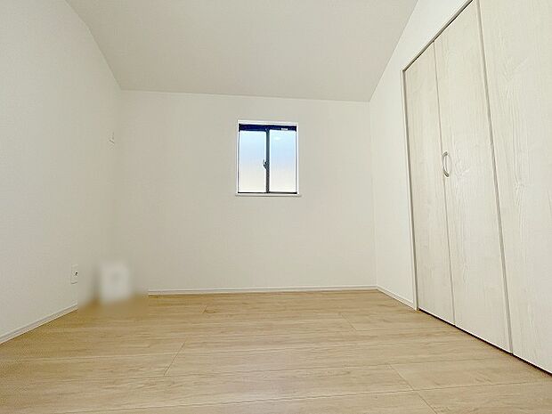 スマートなデザインと賢い収納が生活を快適にします。広々とした雰囲気を演出する工夫が施され、生活空間の魅力を引き出します。  