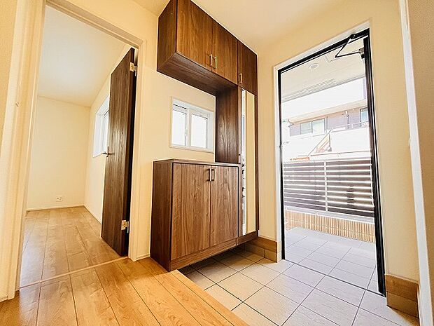 玄関は家の第一印象を左右する重要な場所。ほどよい広さとスタイリッシュな色遣いが印象的です。