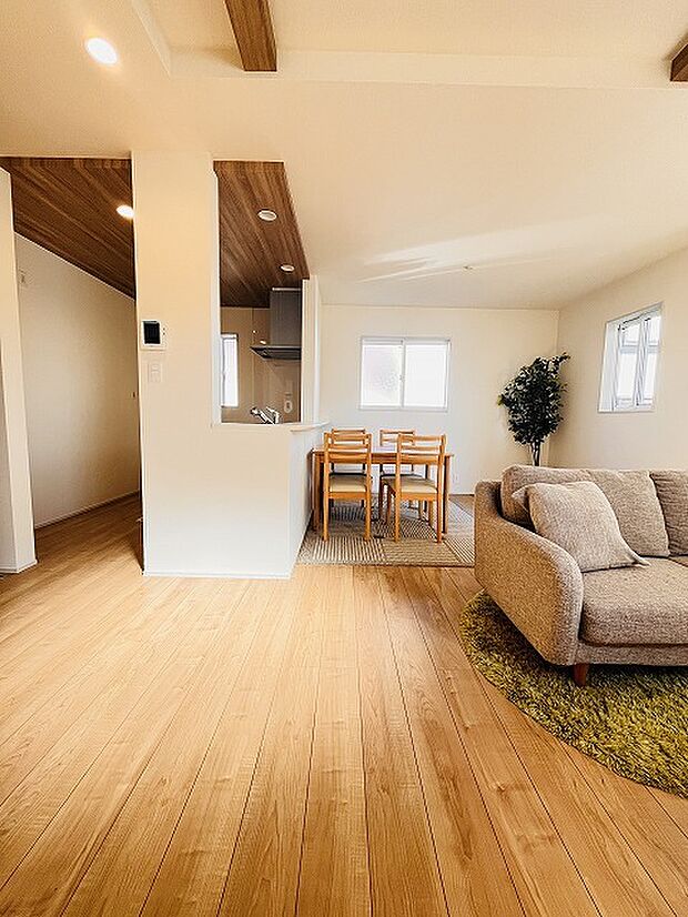 家族の集まるリビングは気持ちの良い自然光が差し込む団欒空間。室内のご見学予約も随時、受付中ですのでお気軽にお問合せください。