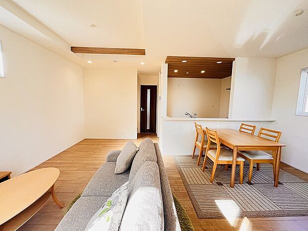 カウンターキッチンならではの開放的な見通し、全体が見渡せることでご家族の団欒スペースもより明るく笑顔が溢れる空間となります。