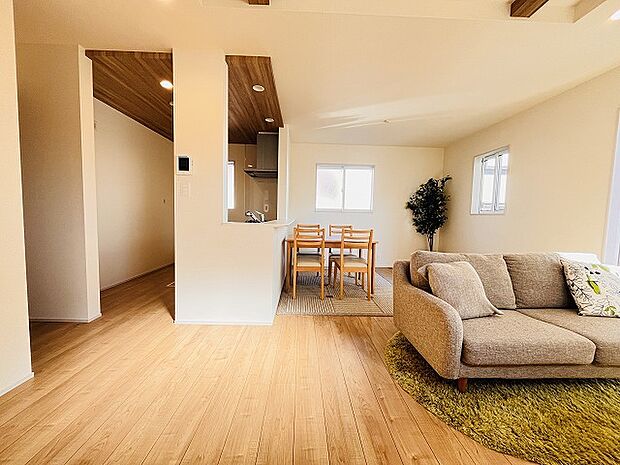 家族が一番集まる場所だから広々としつつも素敵な空間であって欲しい。みんながくつろぐリビングからキッチンまでが一つの空間のように繋がる間取り。