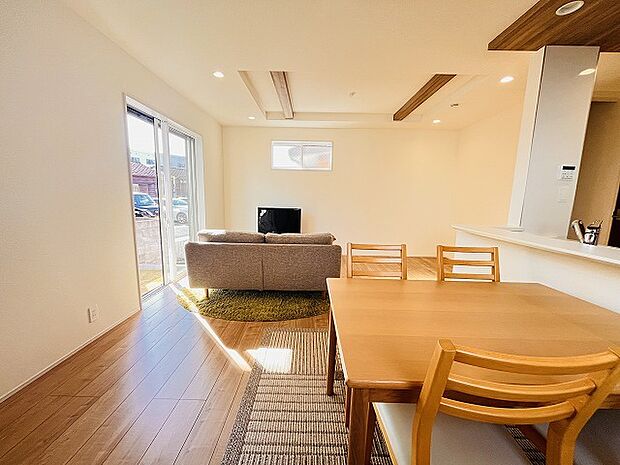 家族が食事するダイニングスペースをキッチンから見渡せる設計に。お料理をしながら家族とのコミュニケーションが増えそうな予感。 